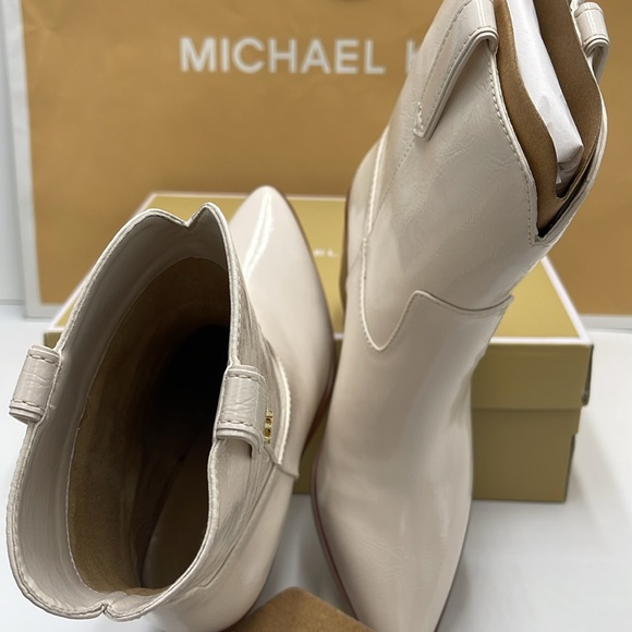 Michael Kors WAVERLY HEELED BOOTIE FAUX LEATHER
49F4WVME6L
LT CREAM - Picture 12 of 16